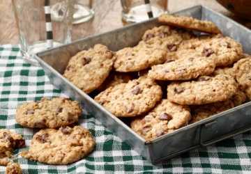 Chocolate Chip Oatmeal Cookies